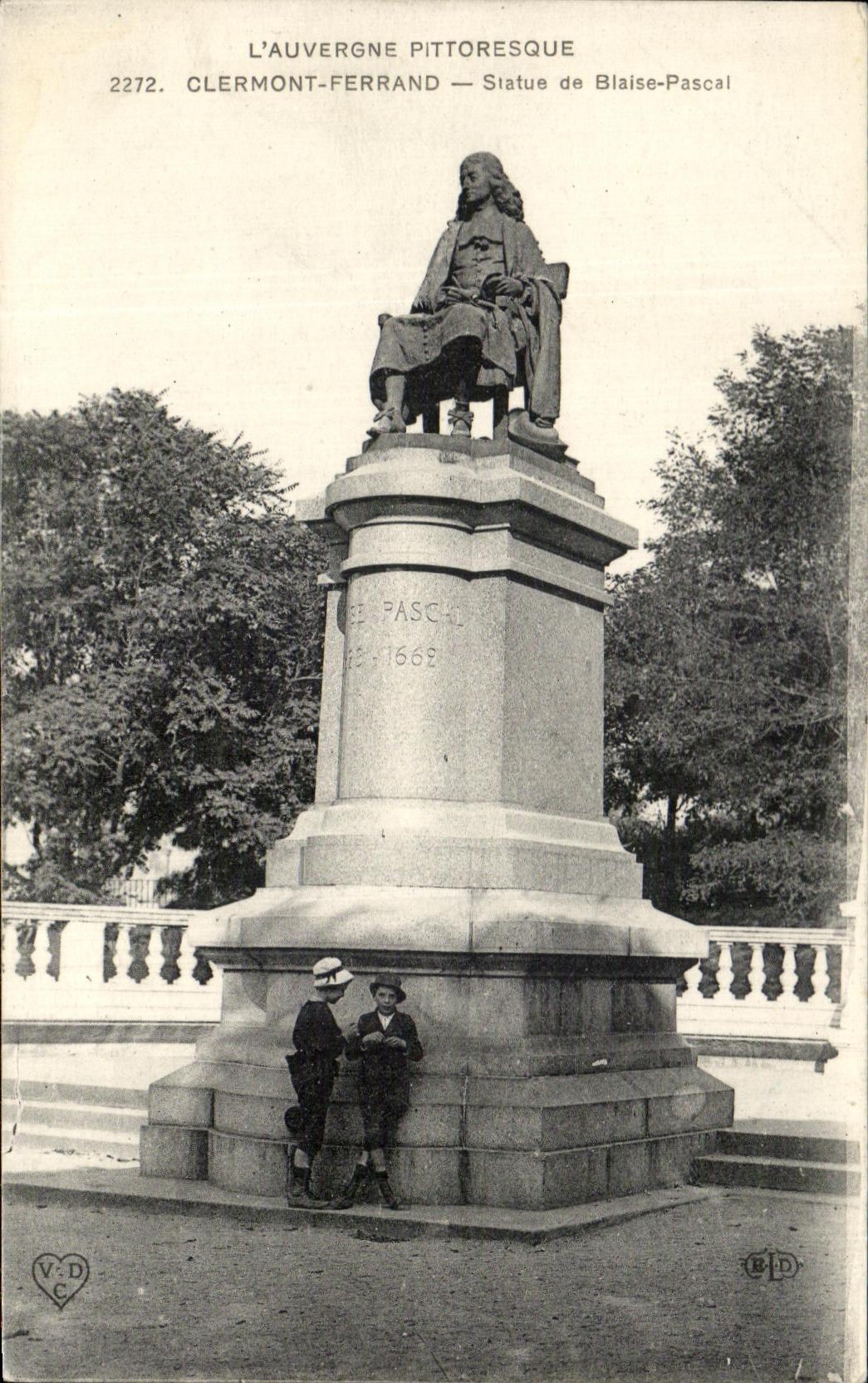 CPA clermont Ferrand Statue de Blaise Pascal