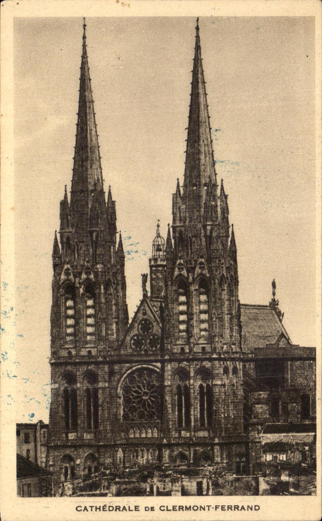 Cathédrale de Clermont-Ferrand — vue de façade avec ses deux flèches — éditeur inconnu, n° de série non visible