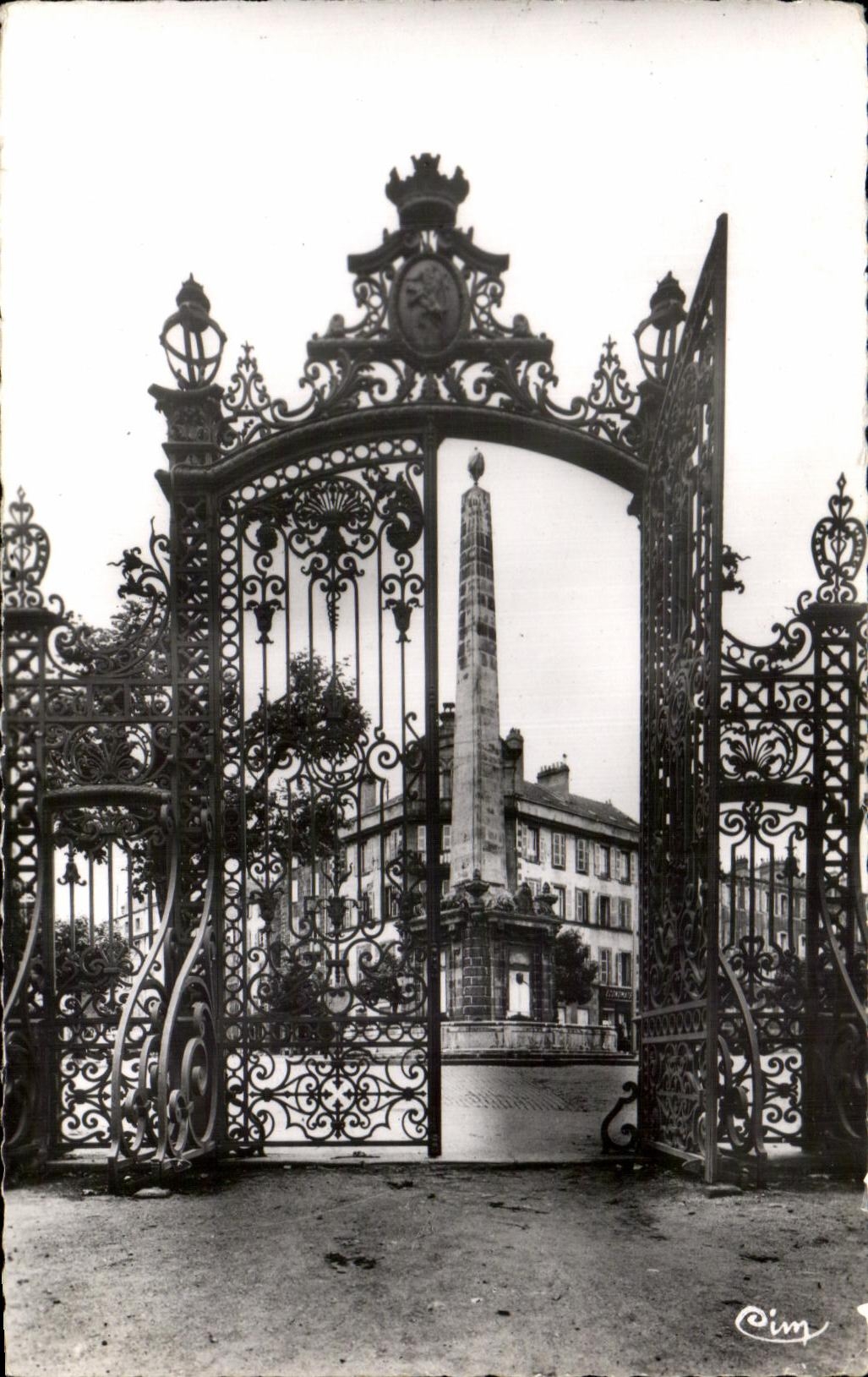 Clermont-Ferrand — La Porte en fer forgé du Jardin des Plantes et l'Obélisque — Photo Conlié Mâcon (S.-et-L.)