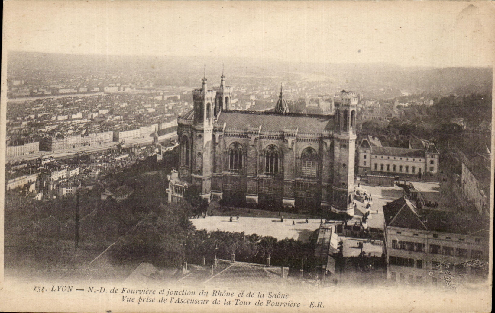 LYON — N.-D. de Fourvière et jonction du Rhône et de la Saône — Vue prise de l'Ascenseur de la Tour de Fourvière — E.R.