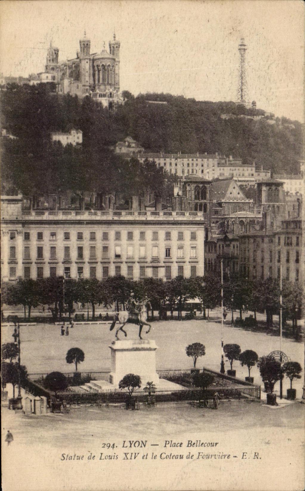 LYON — Place Bellecour — Statue de Louis XIV et le Coteau de Fourvière — E. R. n°294