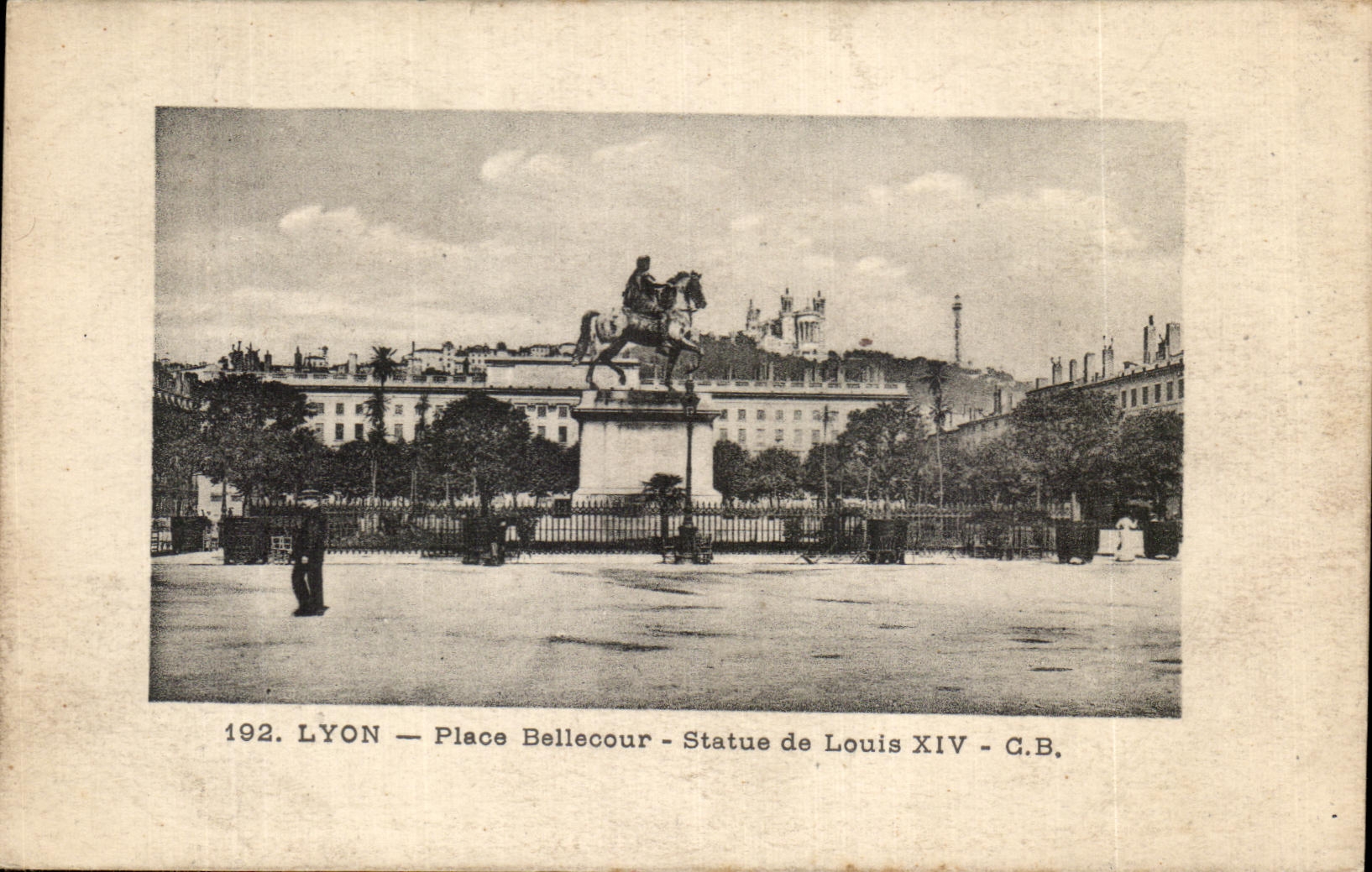 LYON — Place Bellecour — Statue de Louis XIV — C.B. — n°192