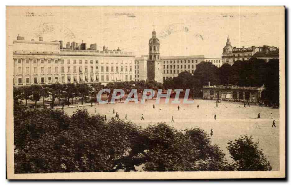 CPA Lyon Place Bellecour et clocher de l'ancienne chapelle de la Charite
