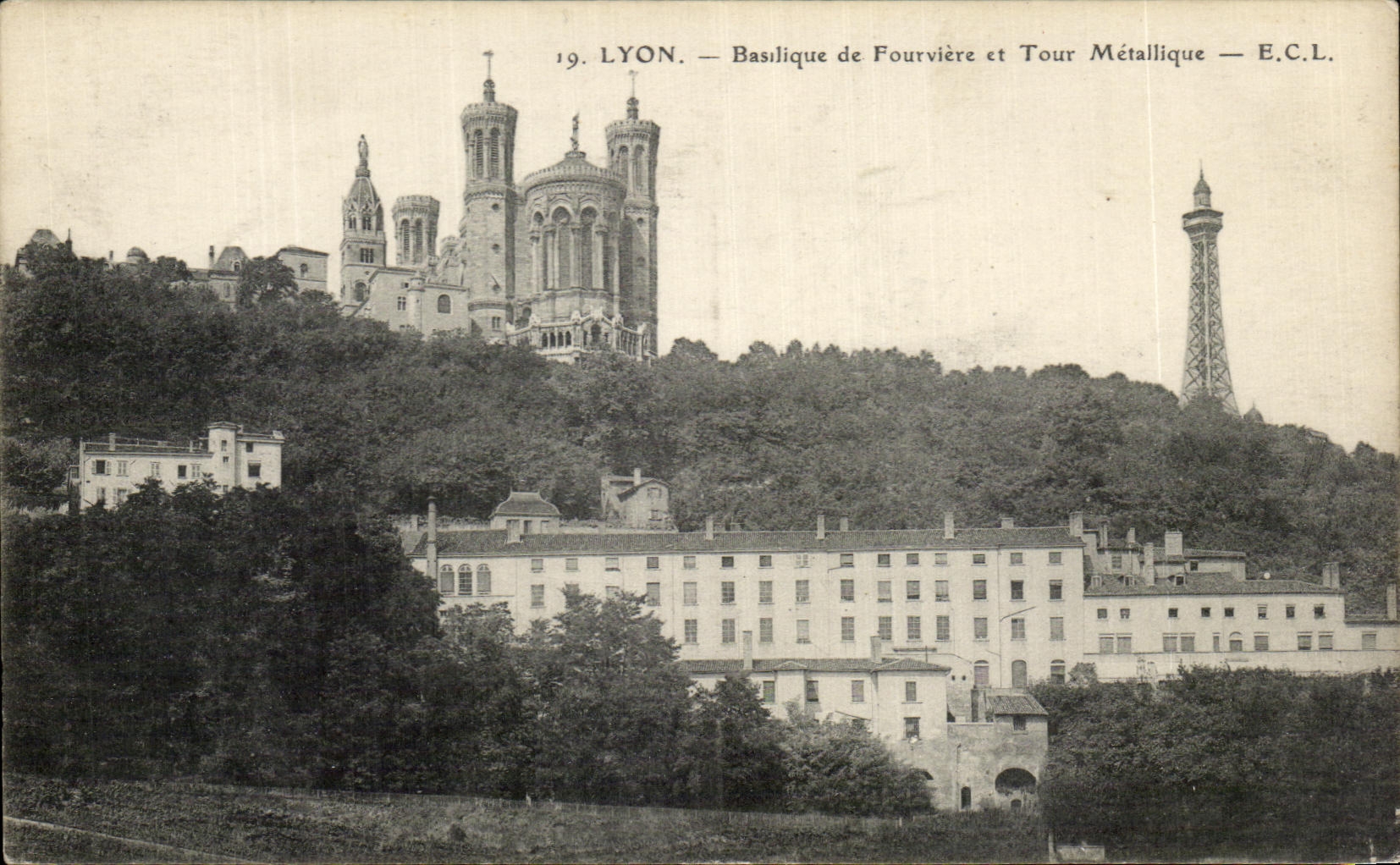 CPA Lyon Basilique de Fourviere et Tour Metallique