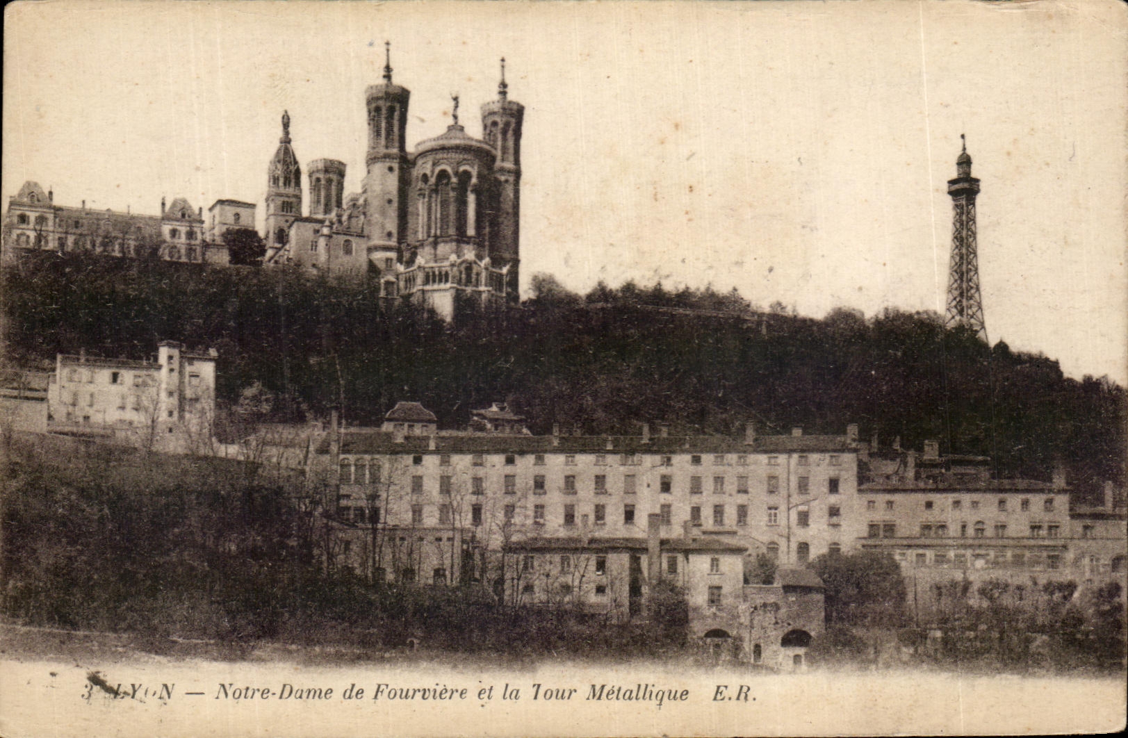 CPA Lyon Notre Dame de Fourviere et la Tour Metallique