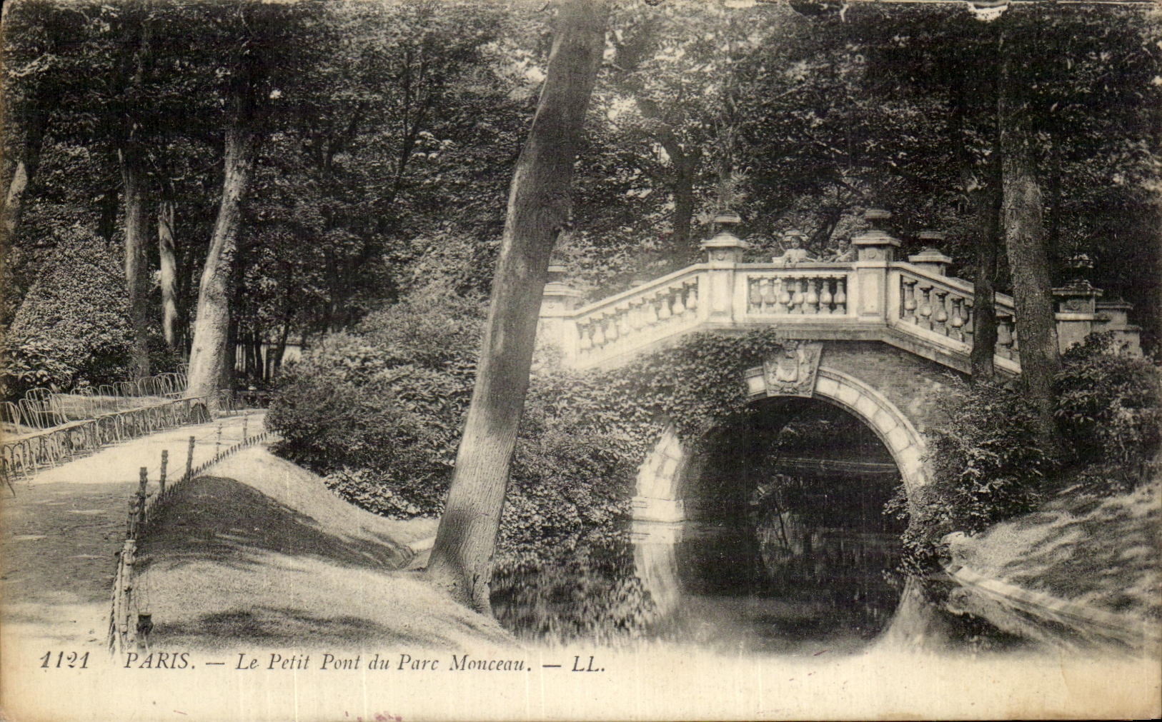 CPA Paris Le Petit Pont du Parc Monceau