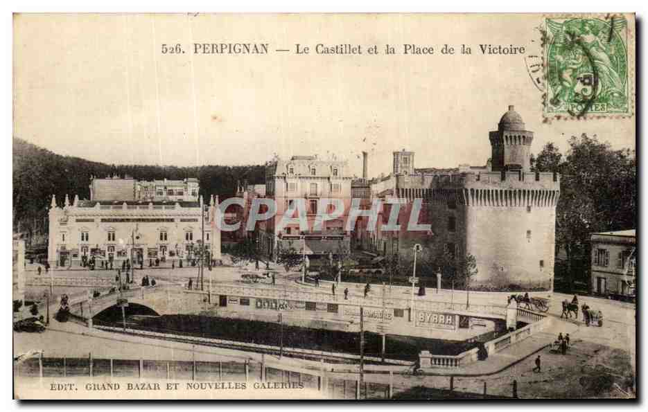 CPA Perpignan Le Castillet et la Place de la Victoire