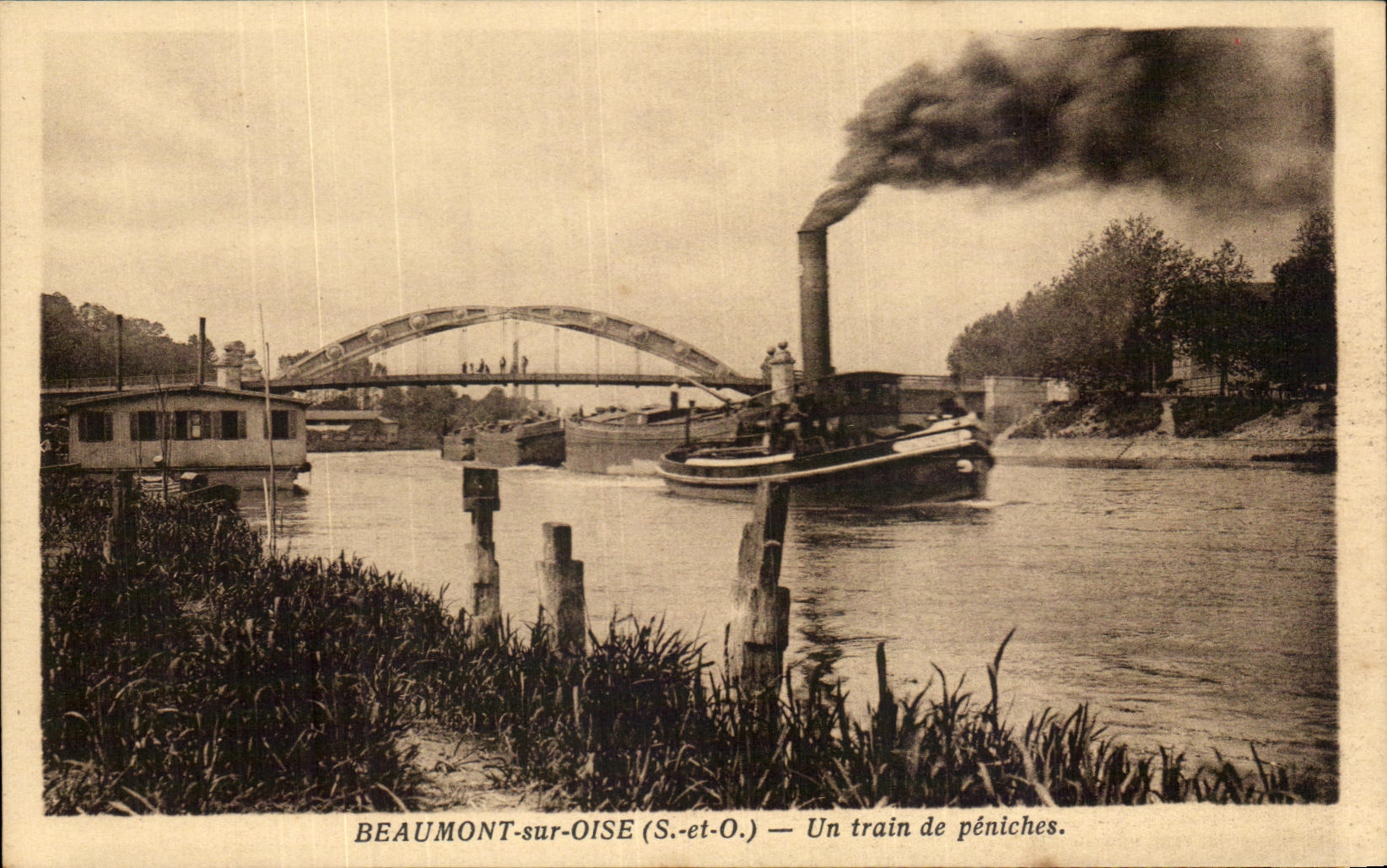 CPA Beaumont sur oise Un train de Peniches Bateau