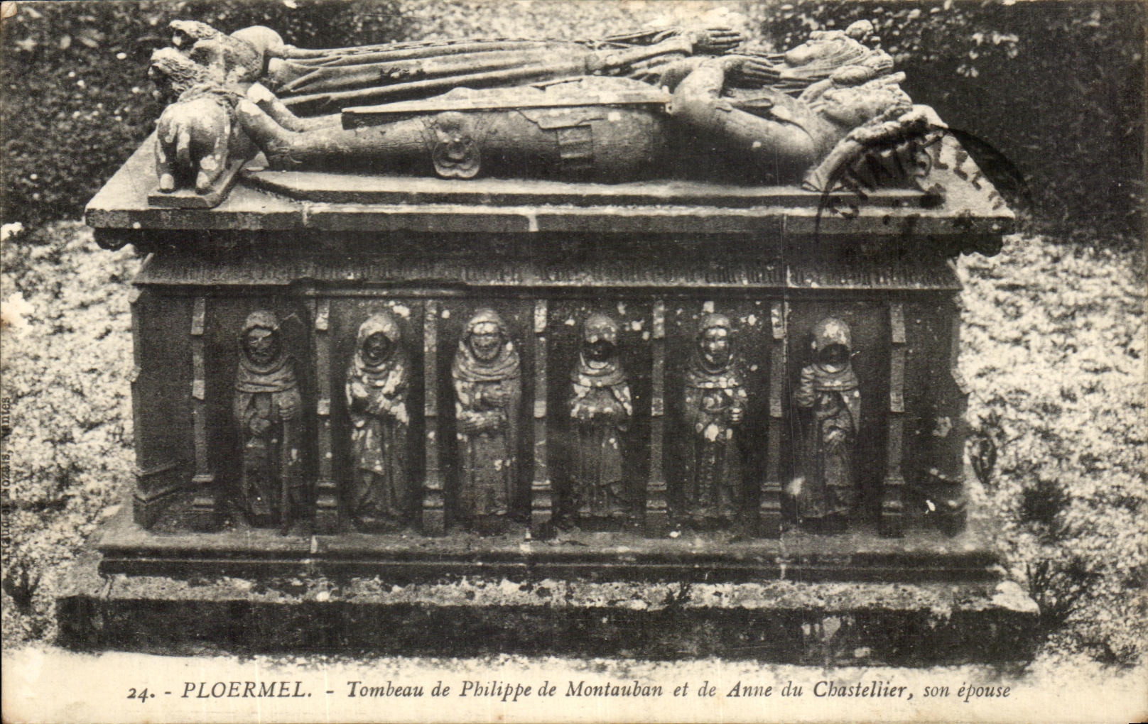 CPA Ploermel Tombeau De Philippe de Montauban Et De Anne Du Chasteliier son epouse 