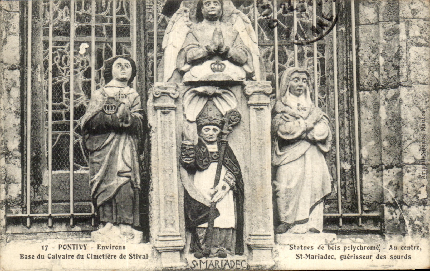 Base du Calvaire du Cimetière de Stival - Pontivy - Statues de bois polychromes, St-Mariadec au centre, guérisseur des sourds