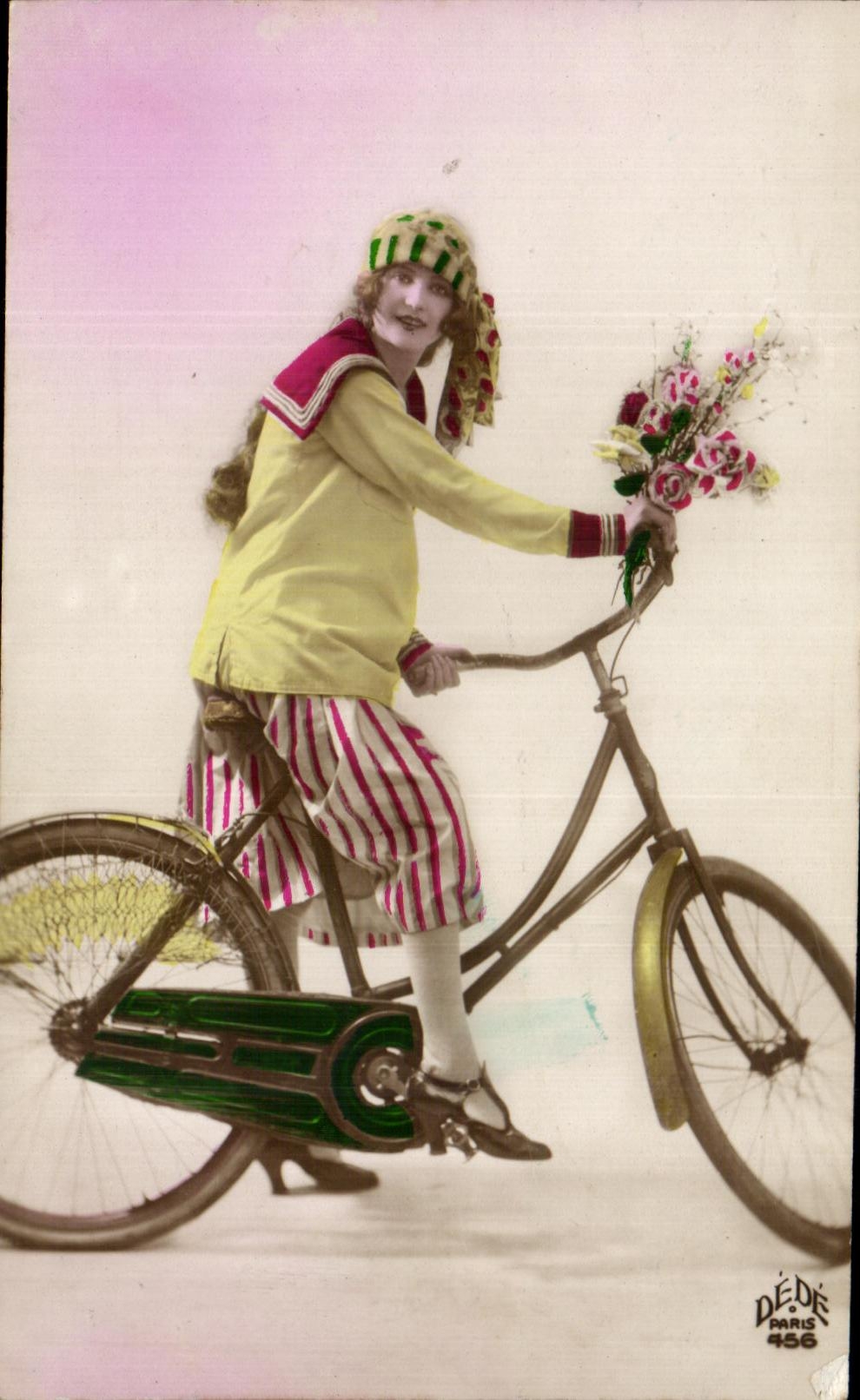CPA Fantaisie Femme Velo Cycle 