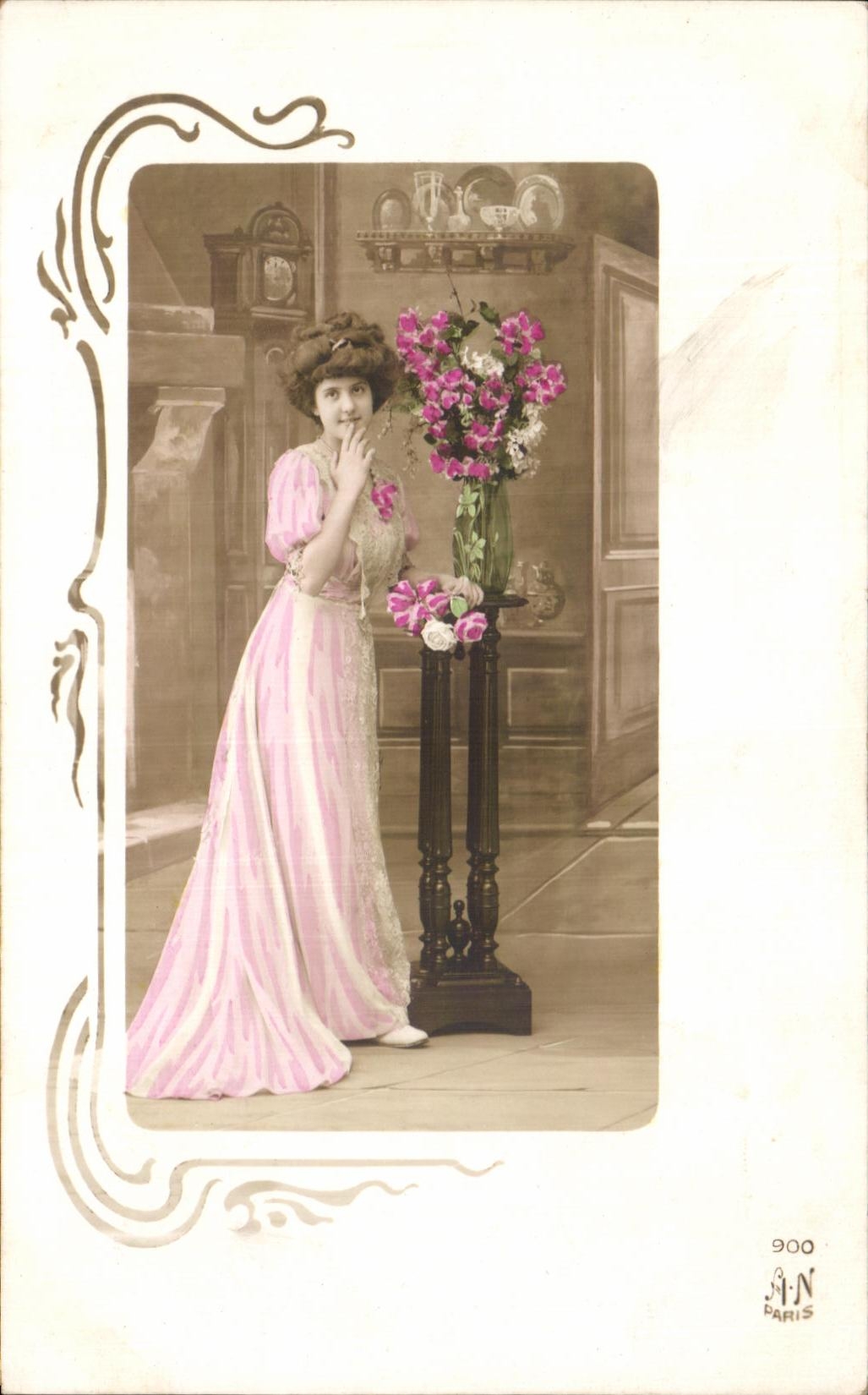 Junge Frau in einem rosa Kleid — Studio — A.N. PARIS n°900