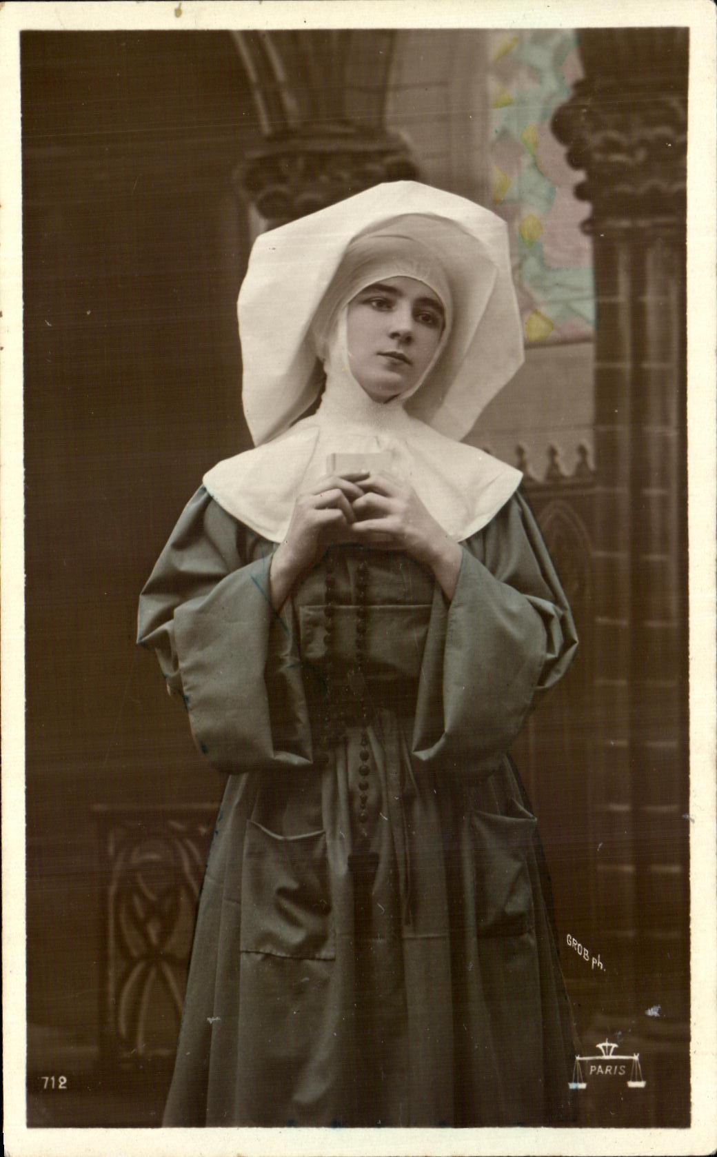 CPA Fantaisie Femme religieuse
