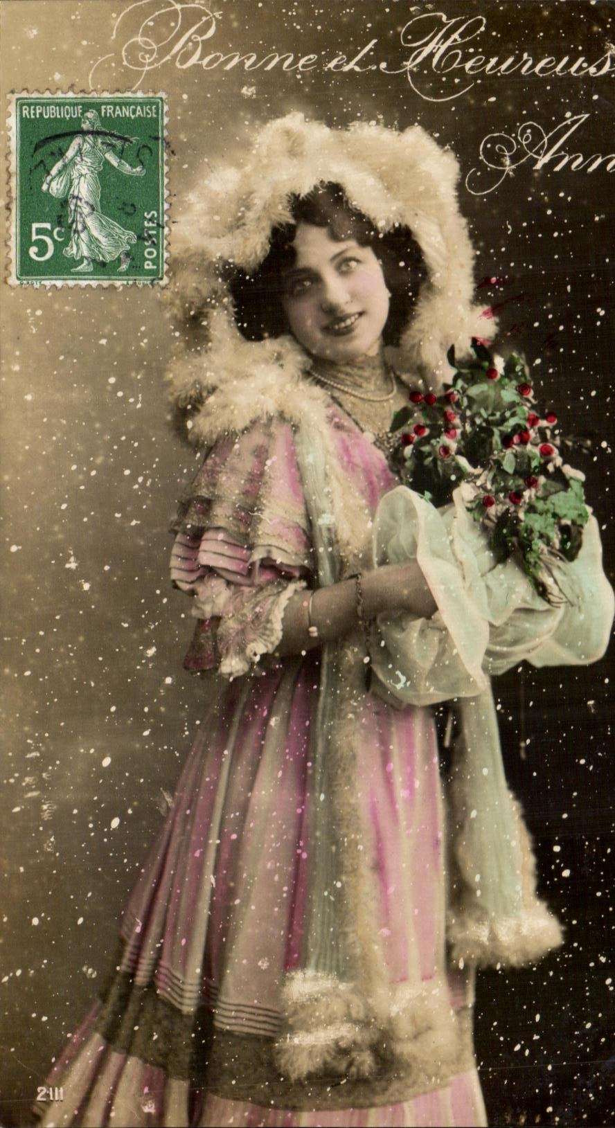 Femme en robe rose et manteau fourré — scène de neige — éditeur anonyme, n° 2111