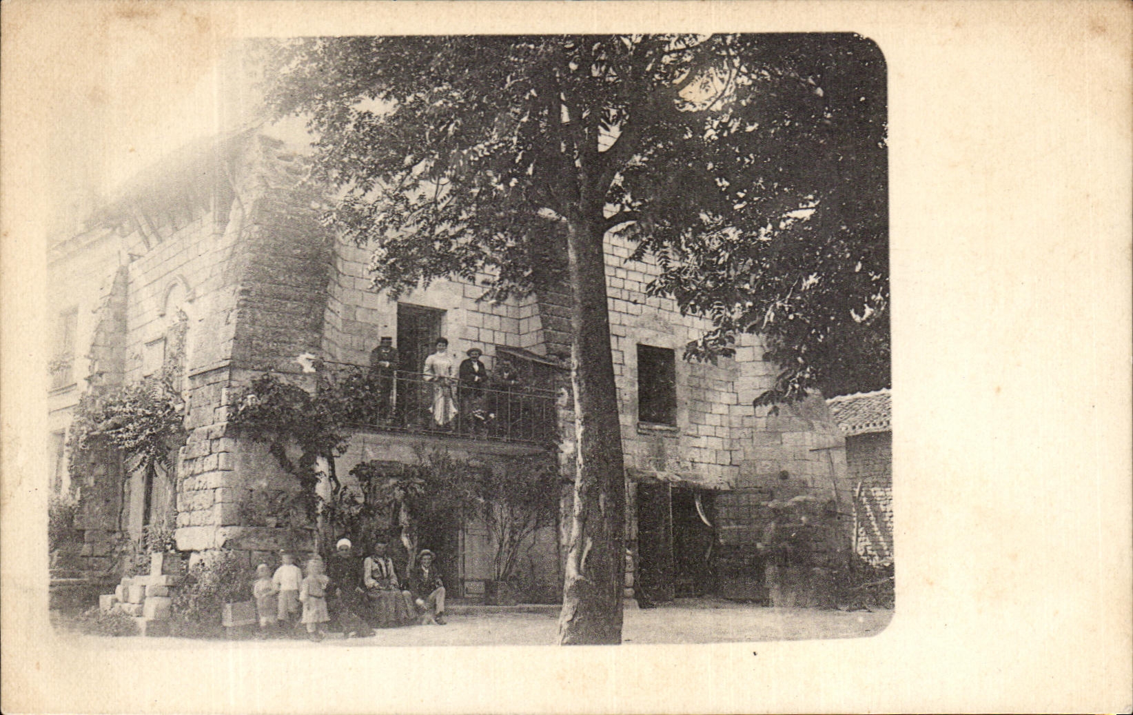 CPA Personnages aux pieds de remparts