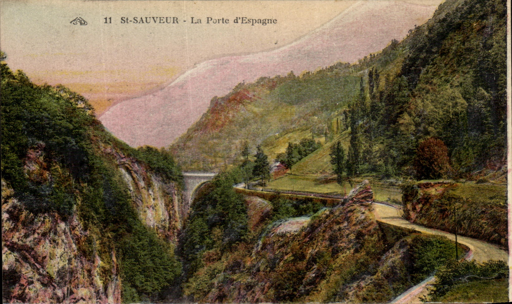 St-Sauveur - La Porte d'Espagne — vue du col avec pont et route — éditeur Albesina des Arts Phosphoriques, Strasbourg, n° 11