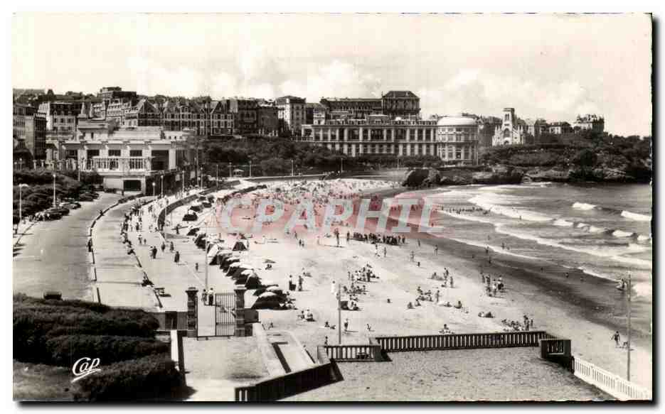 CPA Blarritz la Crande Plage Vers le Casino Bellevue