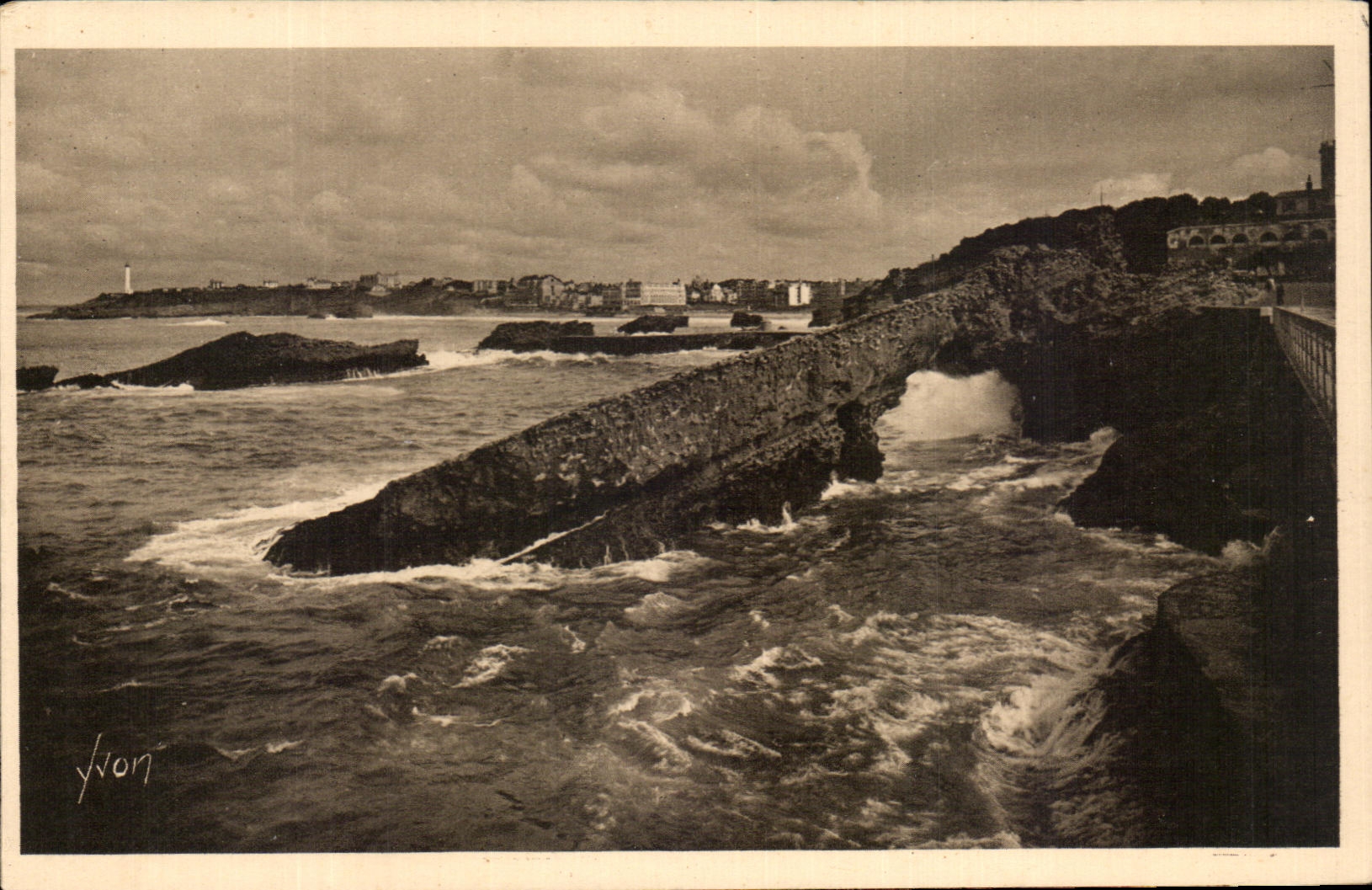 La Roche Percée et le Cap Saint-Martin — Biarritz (Basses-Pyrénées) — Éditions d'Art YVON, Paris