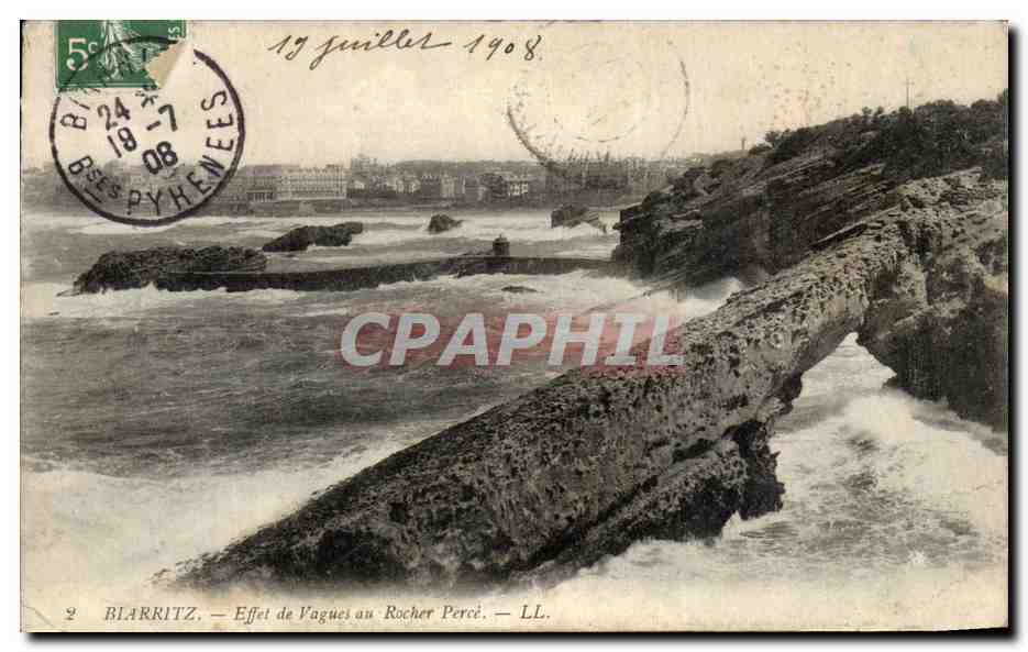 CPA Biarritz Effet De Vagues Au Rocher Perce