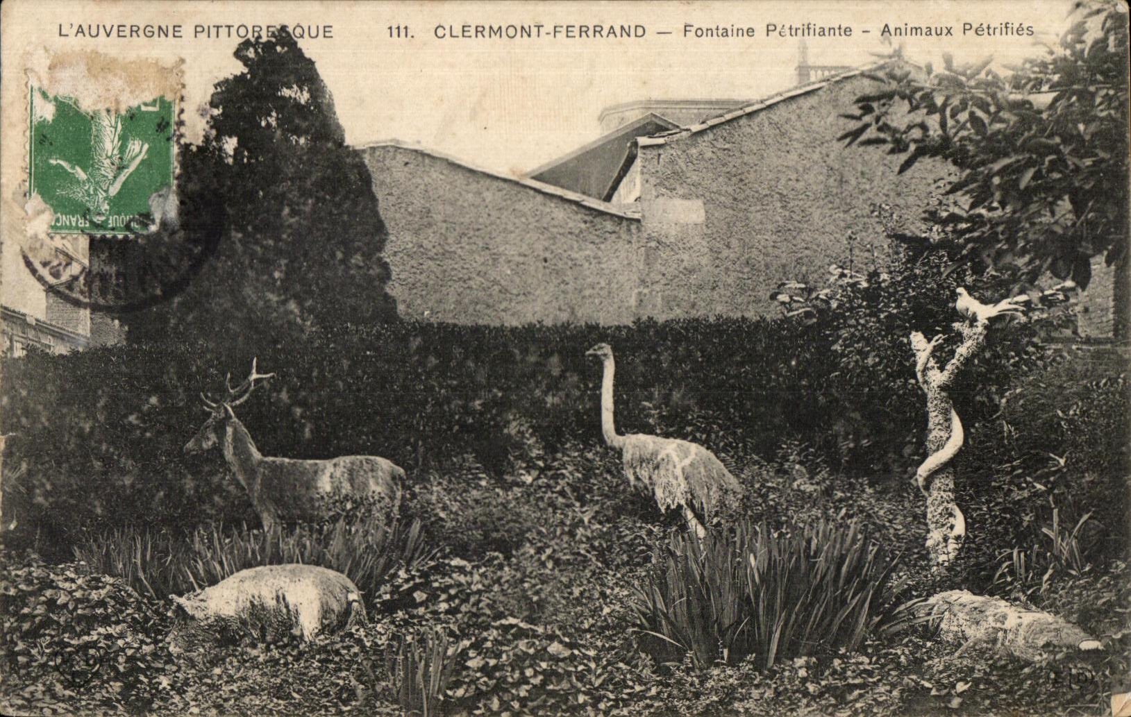 CPA L'Auvergne Pittoreeque Clermont Ferrand Fontaine Petrifiante Animaux Petrifies Autruche Biche 