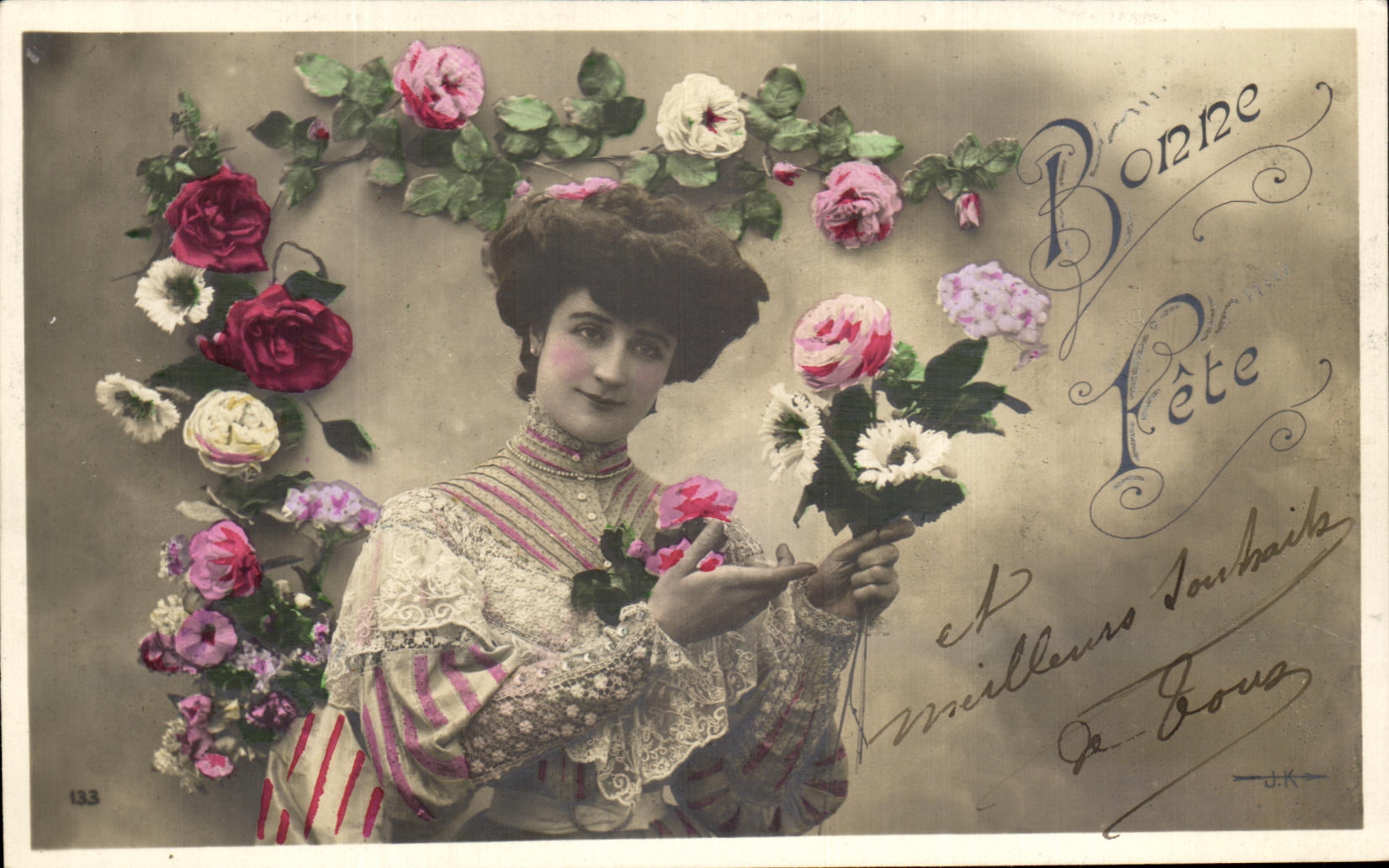 Femme en robe à rayures tenant des fleurs — Bonne Année et Meilleurs Vœux — éditeur J.K. n°133