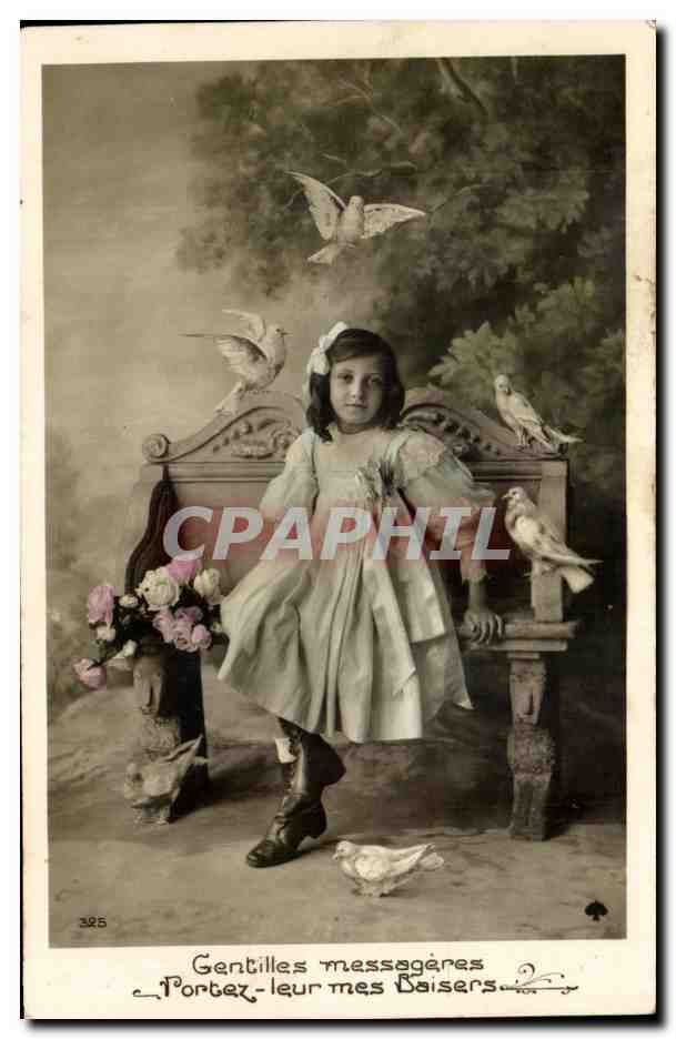 CPA Fantaisie Enfant et colombes 