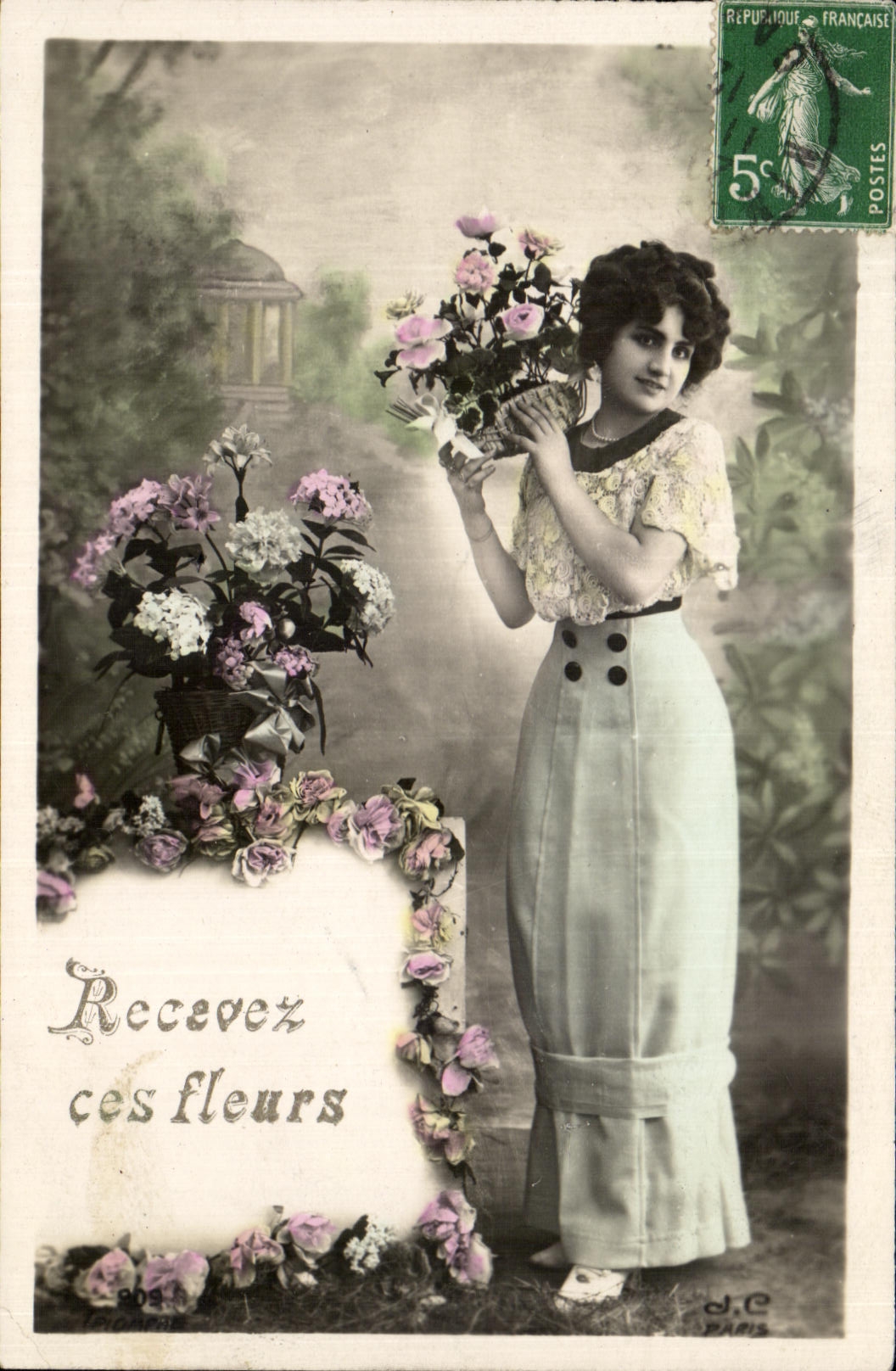 Femme avec bouquet de fleurs — carte postale commerciale — J.C. Paris