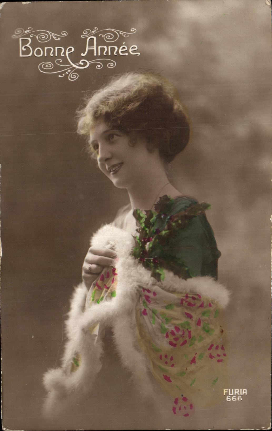 Mujer en vestido verde y pañuelo floreado — Feliz Año — Furia 666