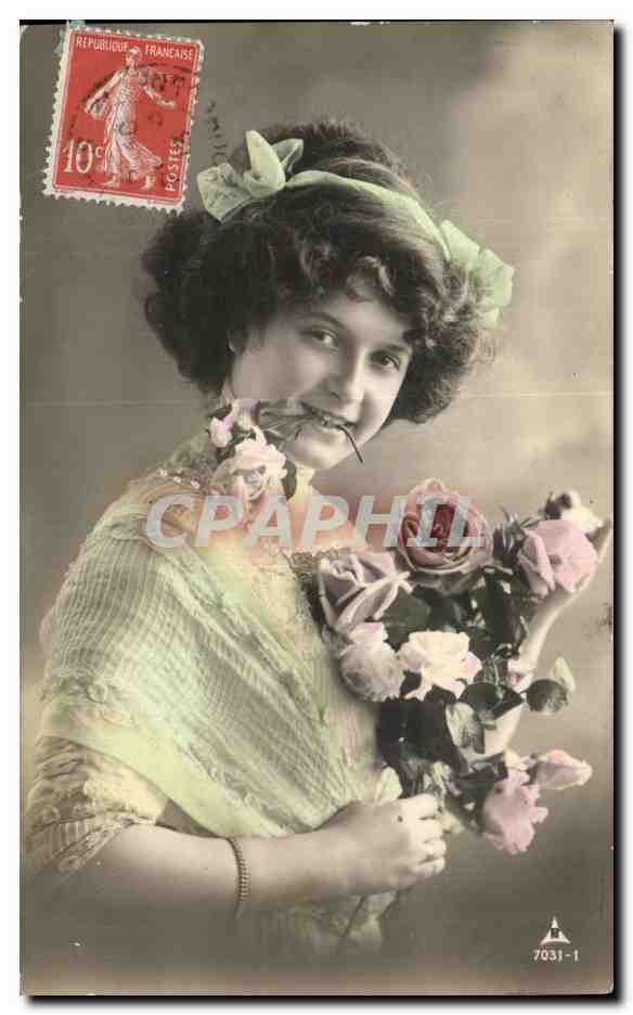 Jeune femme souriante avec bouquet de roses — éditeur CPAPHIL, n° de série 7031-1