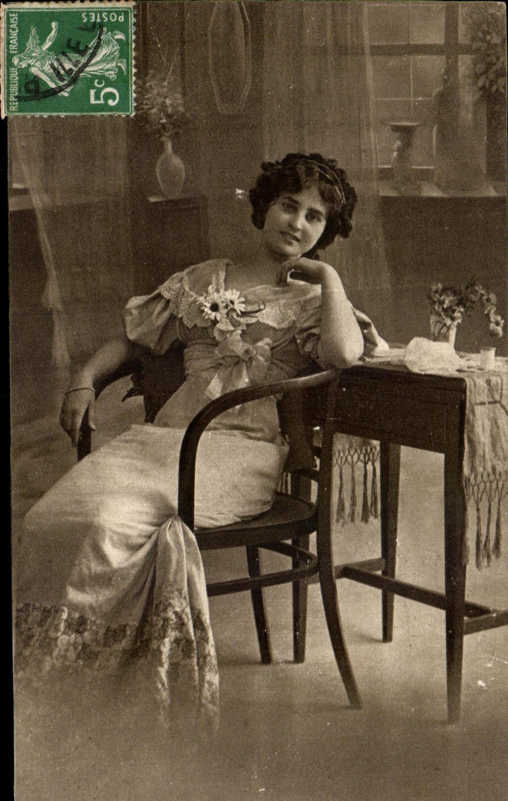 Jeune femme en robe à fleurs — studio — W. B. B. & Co. Vienne, série 2737