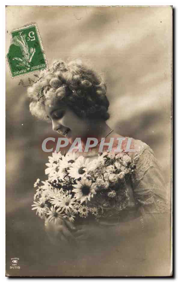 Femme souriante tenant un bouquet de fleurs — phototypie 'ART' n° 51/115 — France