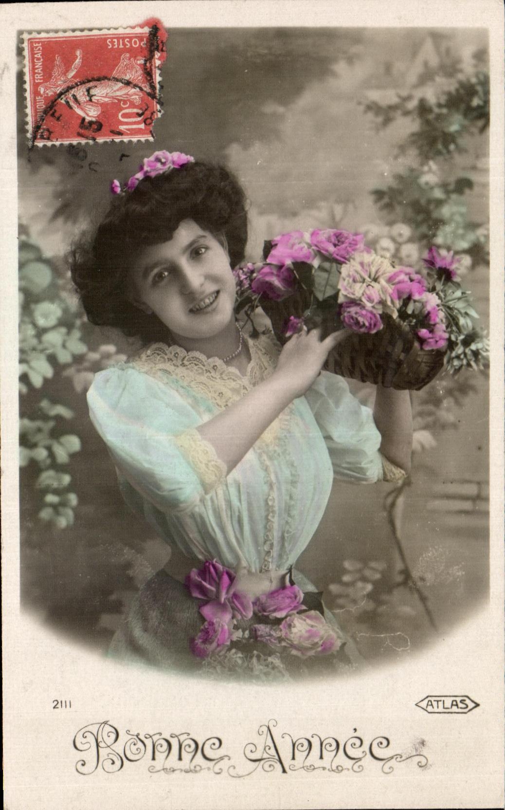 Femme tenant un panier de fleurs — Année Nouvelle — Atlas, n°2111