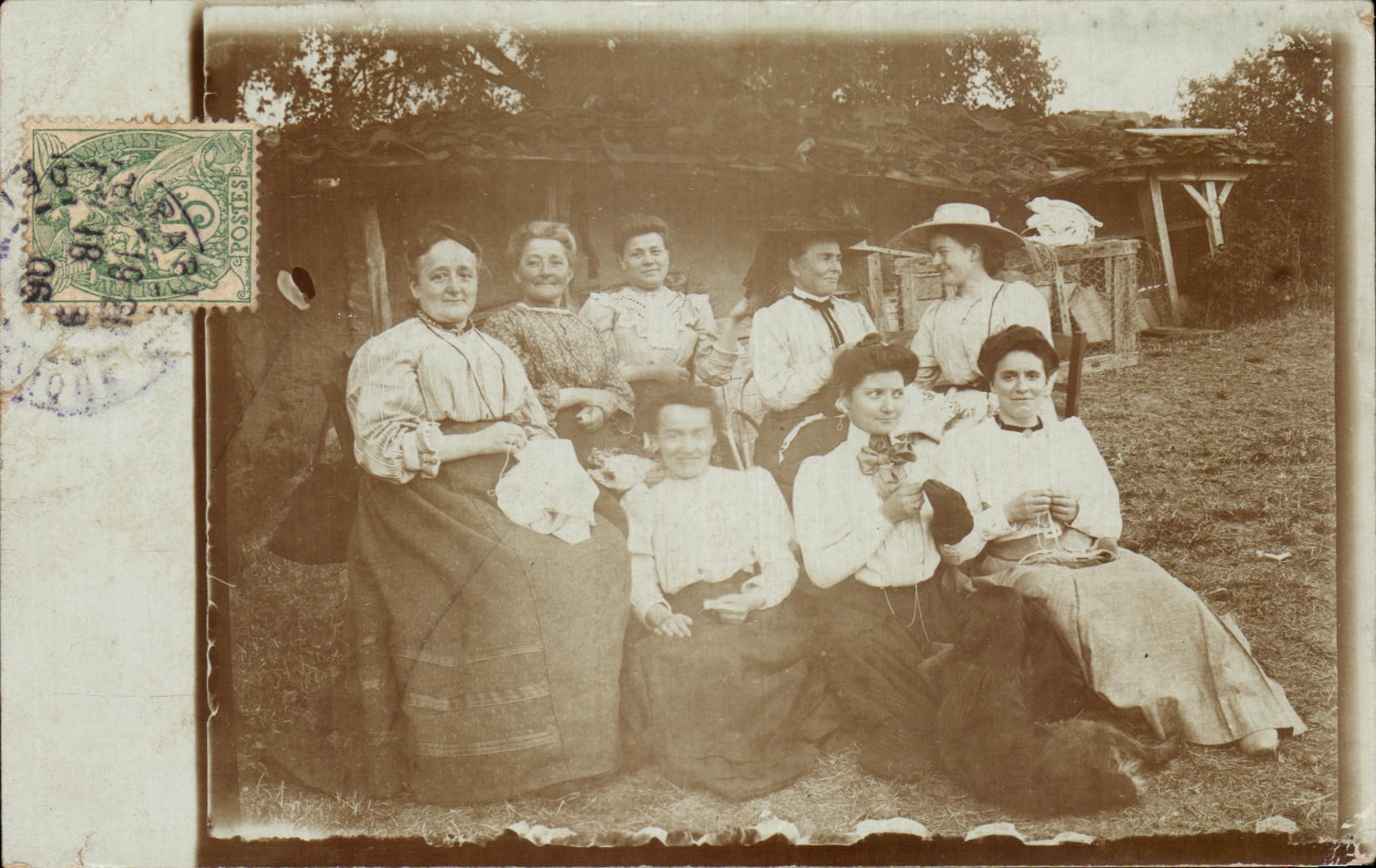 CARTE PHOTO Femmes cousant