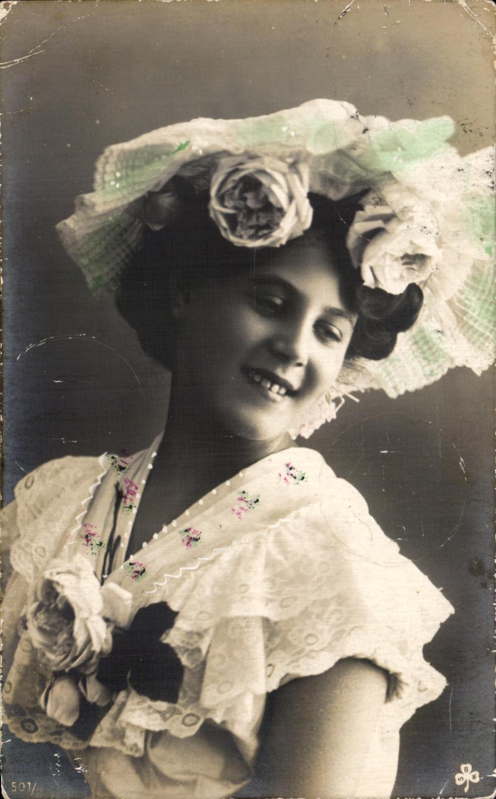 Junge Frau mit Hut, verziert mit Rosen — Photographie — Fleurières, Nr. 501