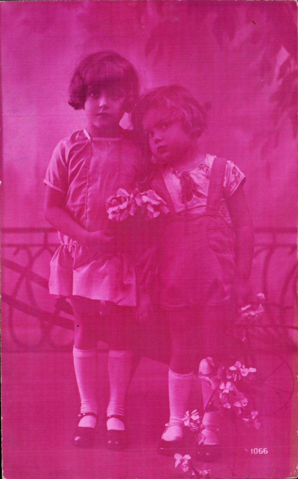 Deux jeunes filles — studio — série 1066