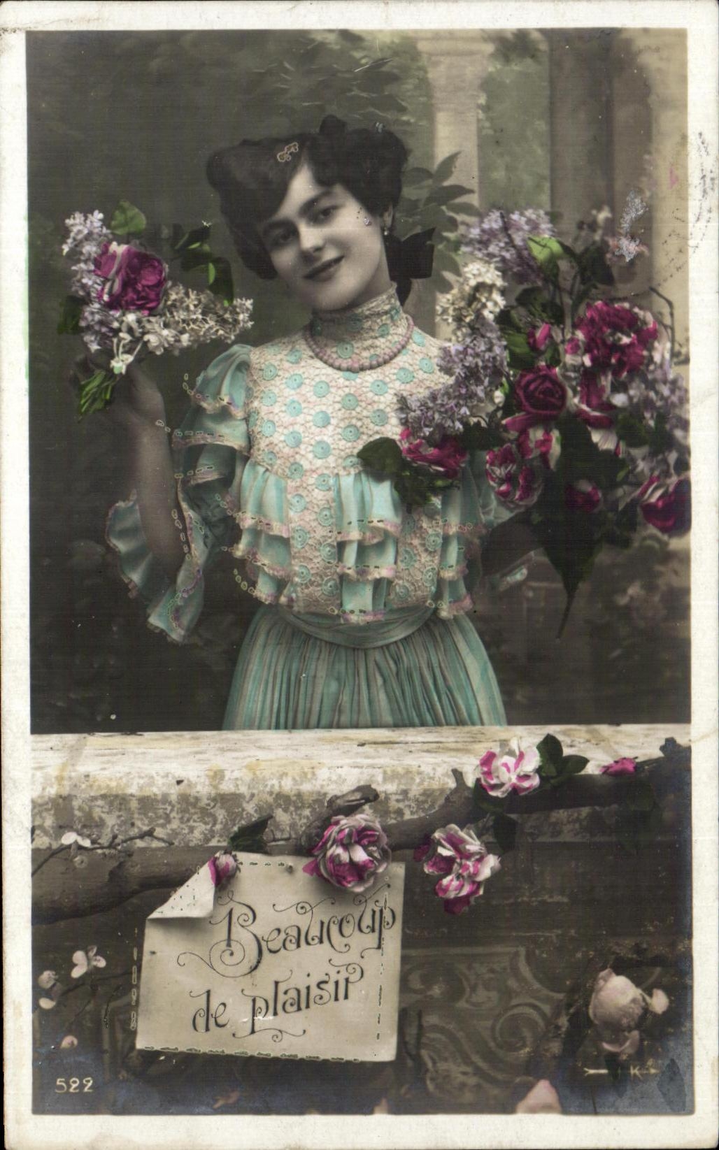 Joven mujer en vestido azul claro — con ramilletes de lilio y rosas — editor X-K, n° 522