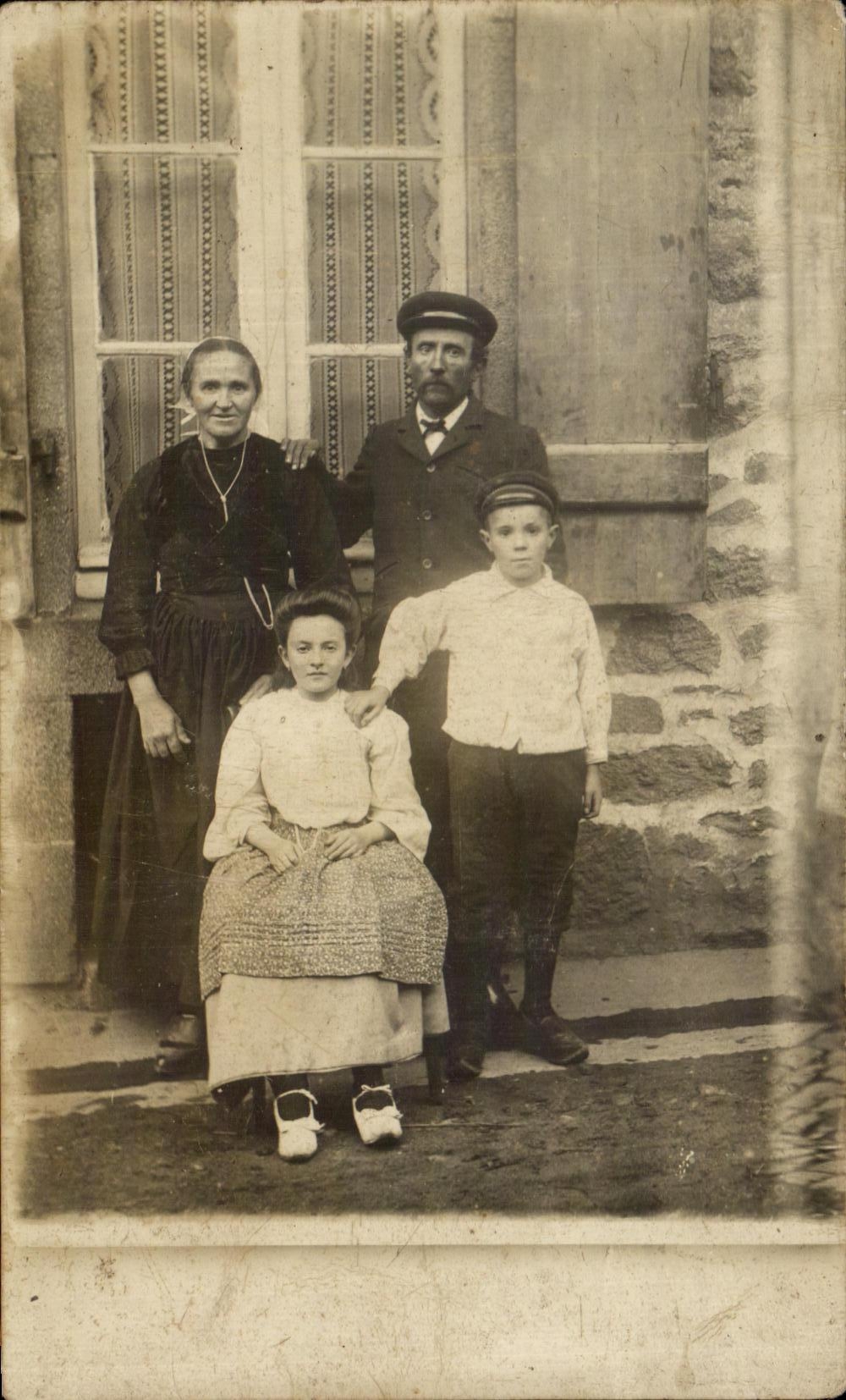 CARTE PHOTO Famille folklore Costume Bretagne 