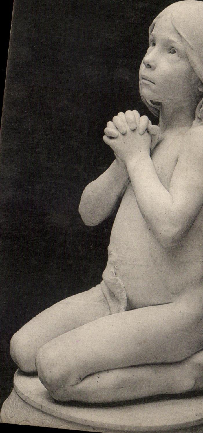 Statue d'enfant en prière — détail — éditeur non visible