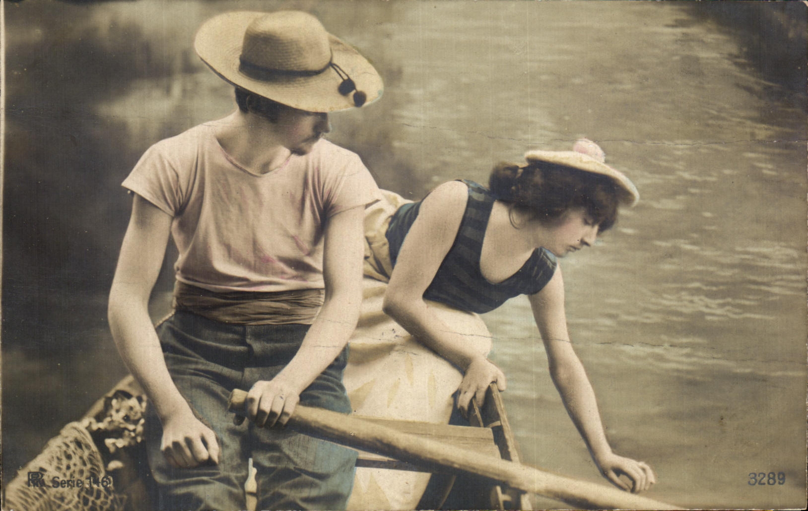 CPA Fantaisie Femme en barque