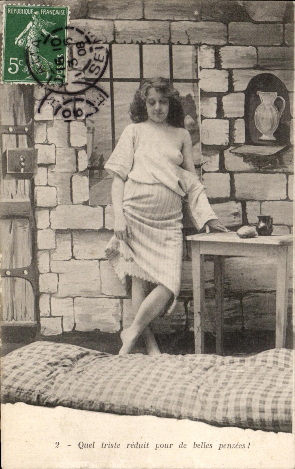 Femme nue dans une chambre à murs de pierre — série 2 — éditeur non visible