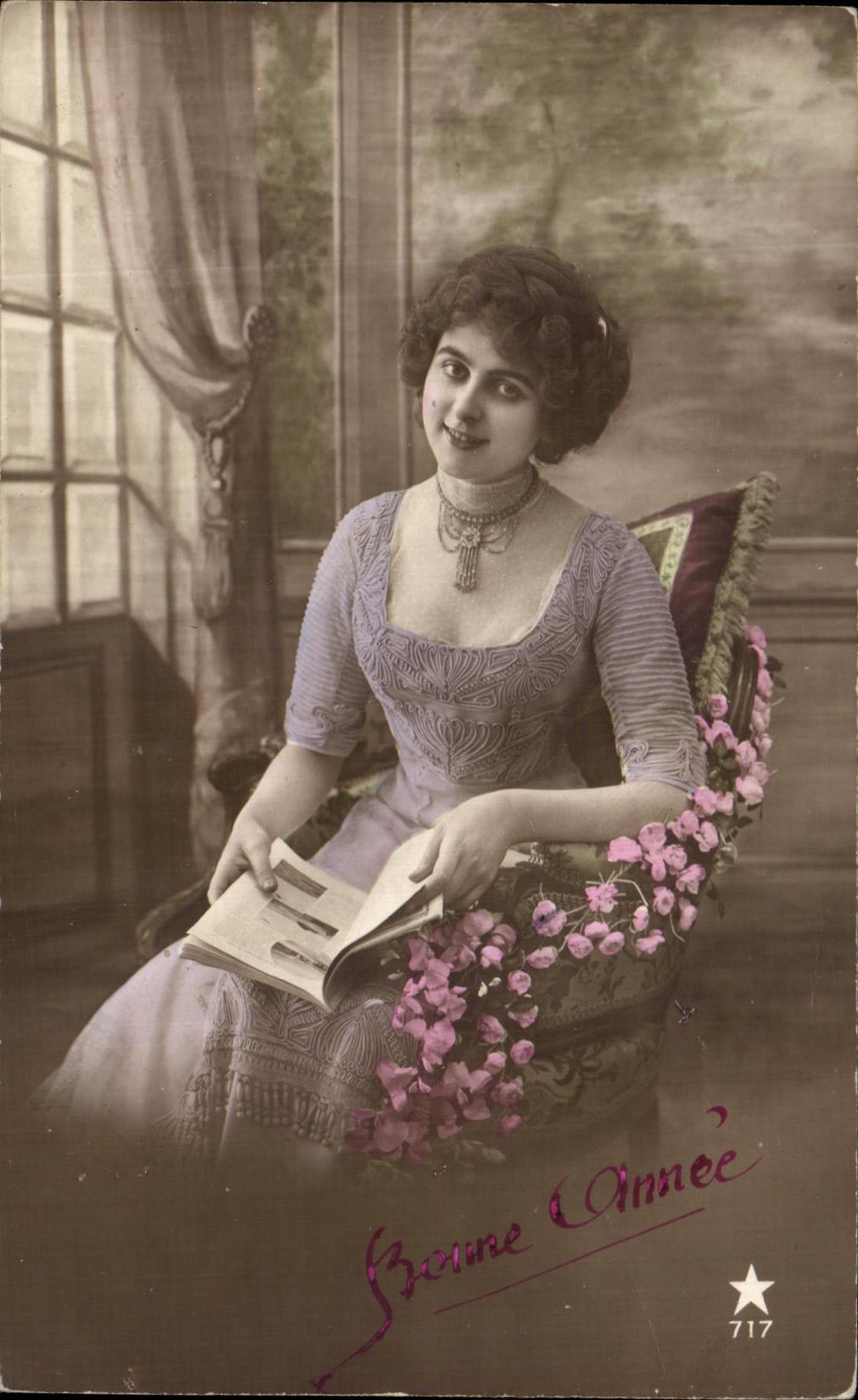 Jeune femme en robe à motifs — Bonne Année 717 — Éditeur inconnu