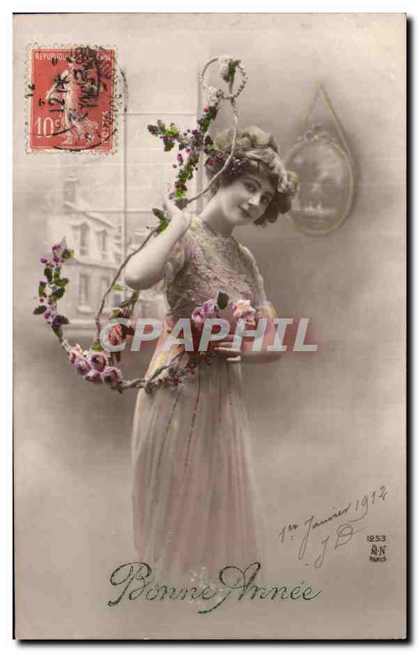 Mujer en vestido rosa sosteniendo una corona de flores — Feliz Año 1912 — J.D. Paris