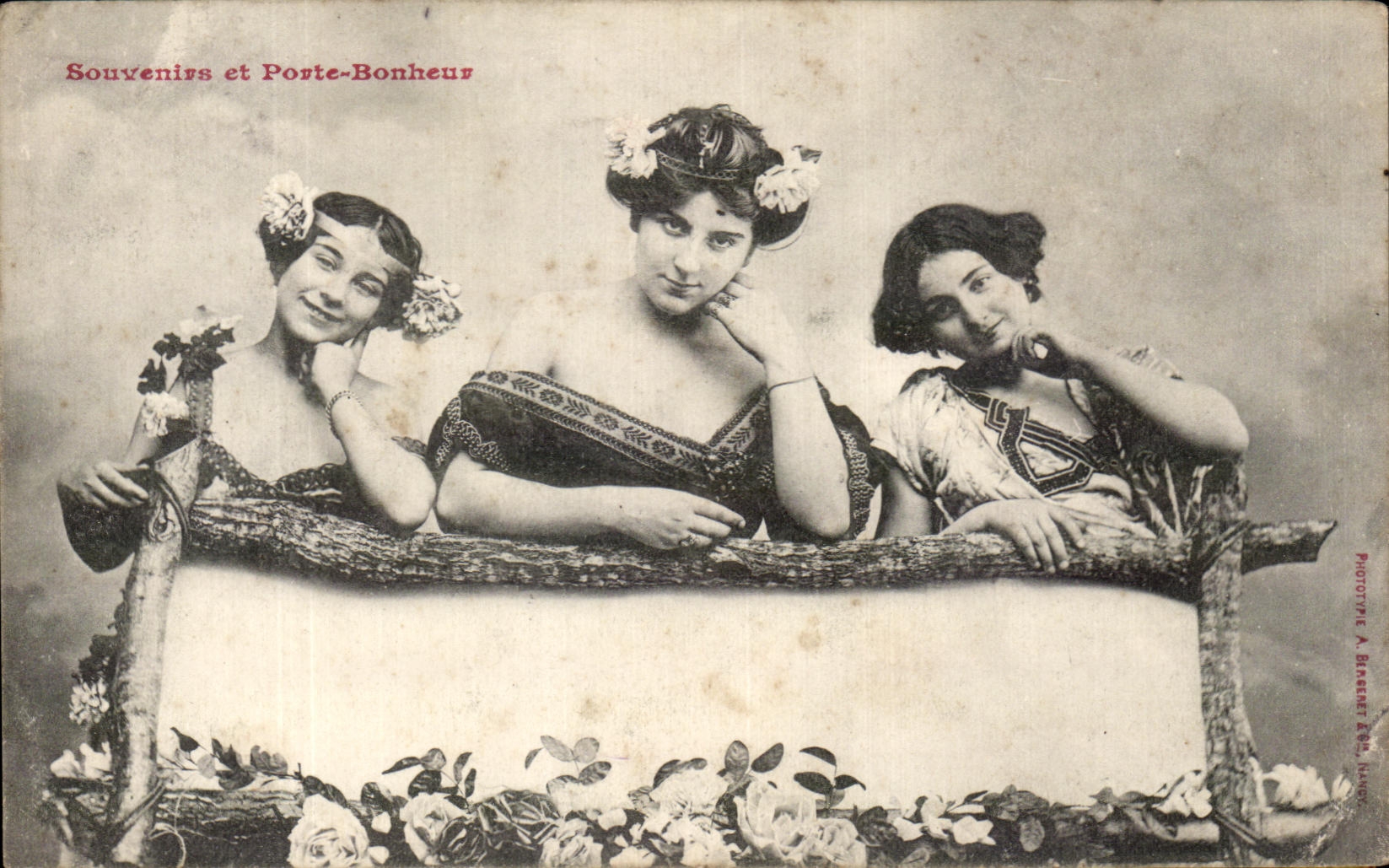 Trois jeunes femmes en tenue orientale — Souvenirs et Porte-Bonheur — Phototype A. Birenet & Cie, Issoudun