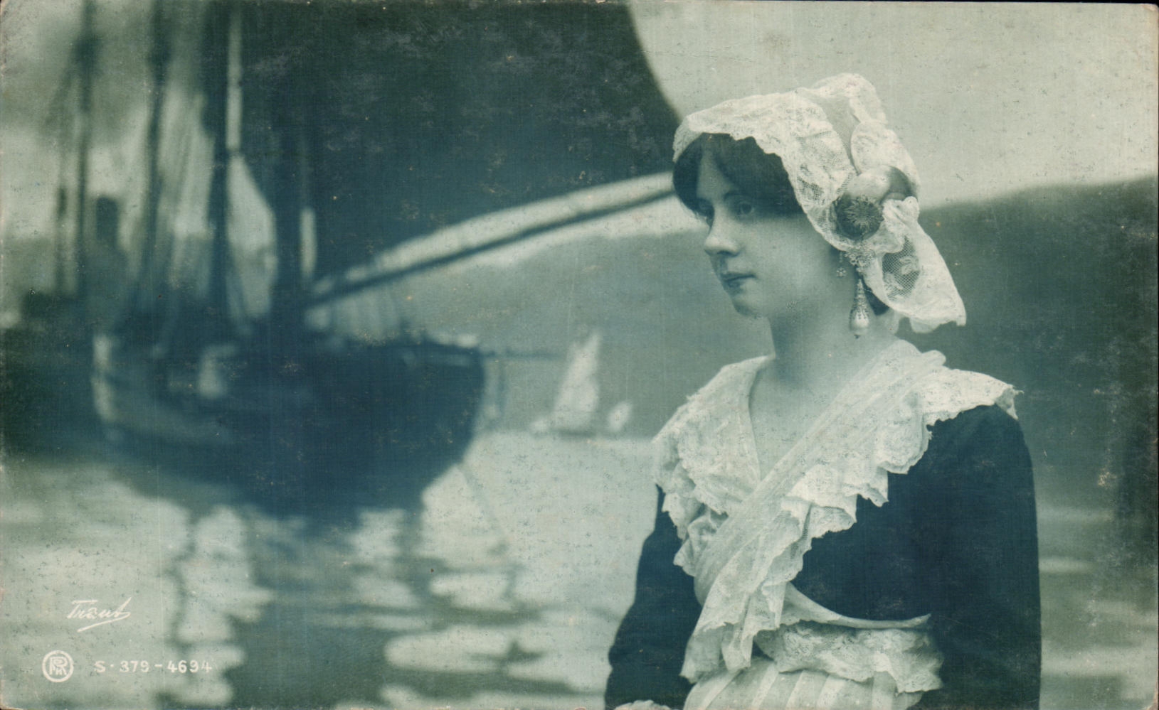 CPA Fantaisie Femme Coiffe Folklore Bateau Bretagne 