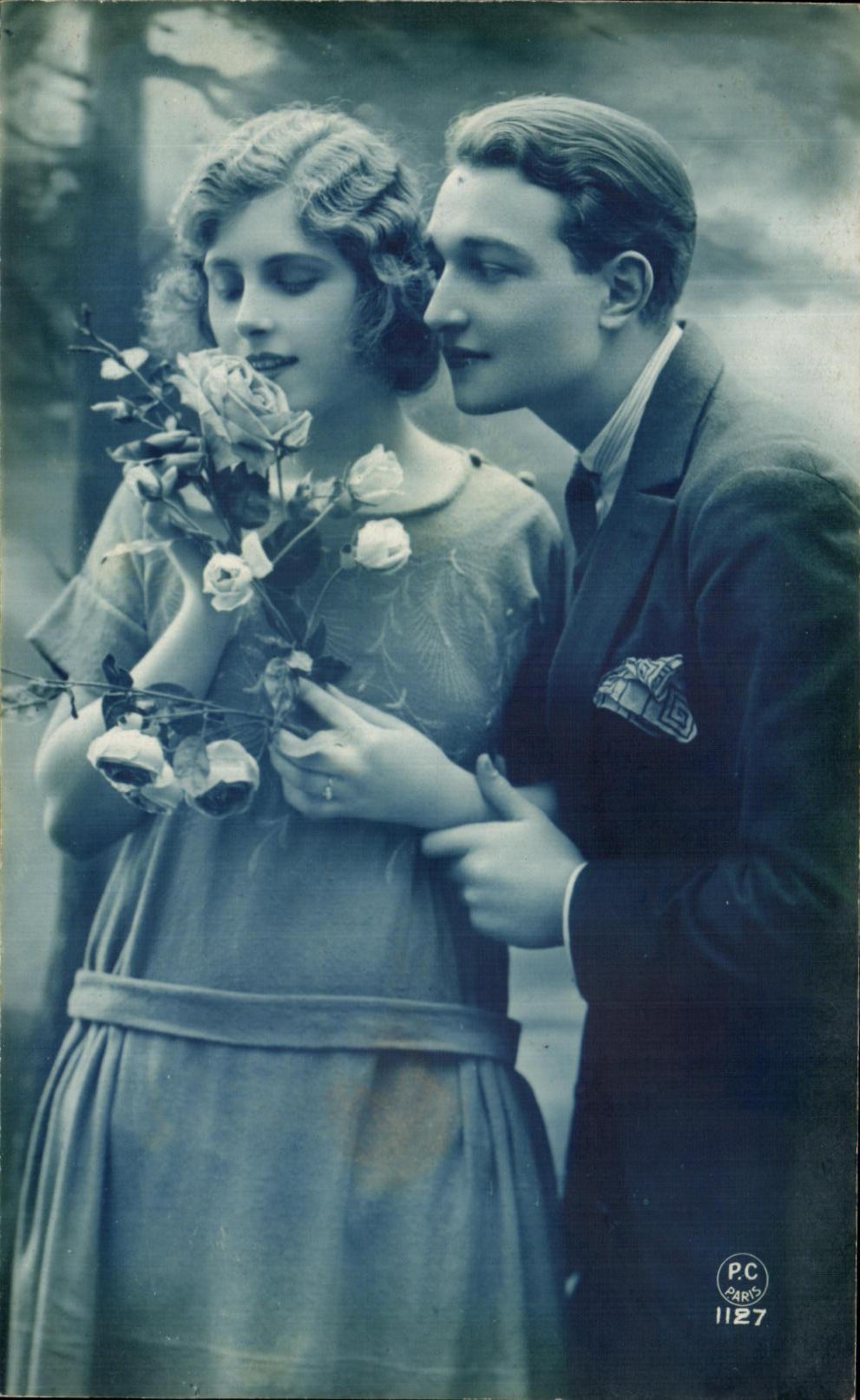 Jeune couple — scène romantique — P.C. PARIS 1127