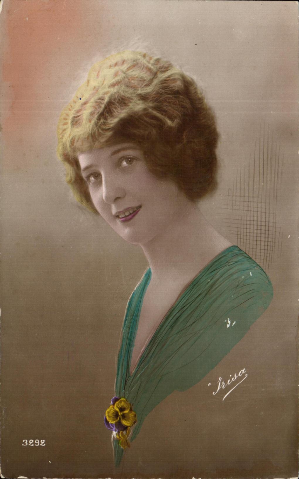 Young woman in green dress — portrait — Irisa, n° 3292