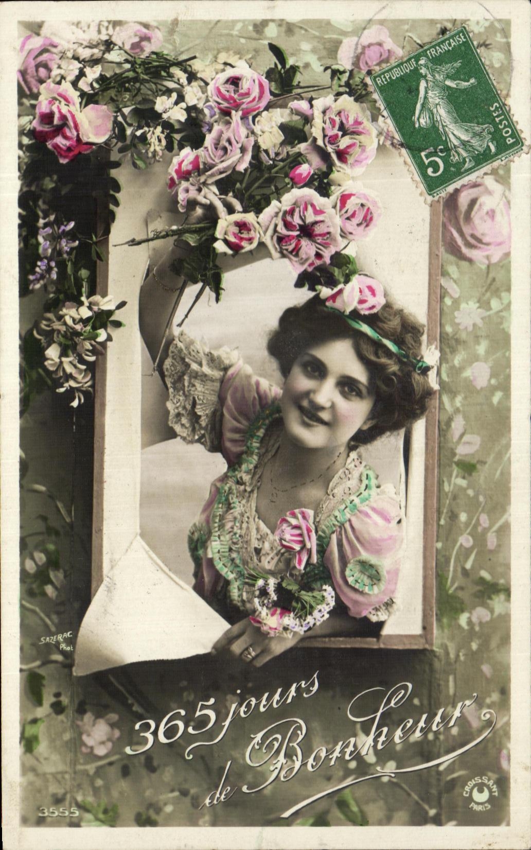 Femme souriante avec bouquet de roses — 365 jours de Bonheur — Sazerac Phot. n°3555 — éditeur Croissant Paris