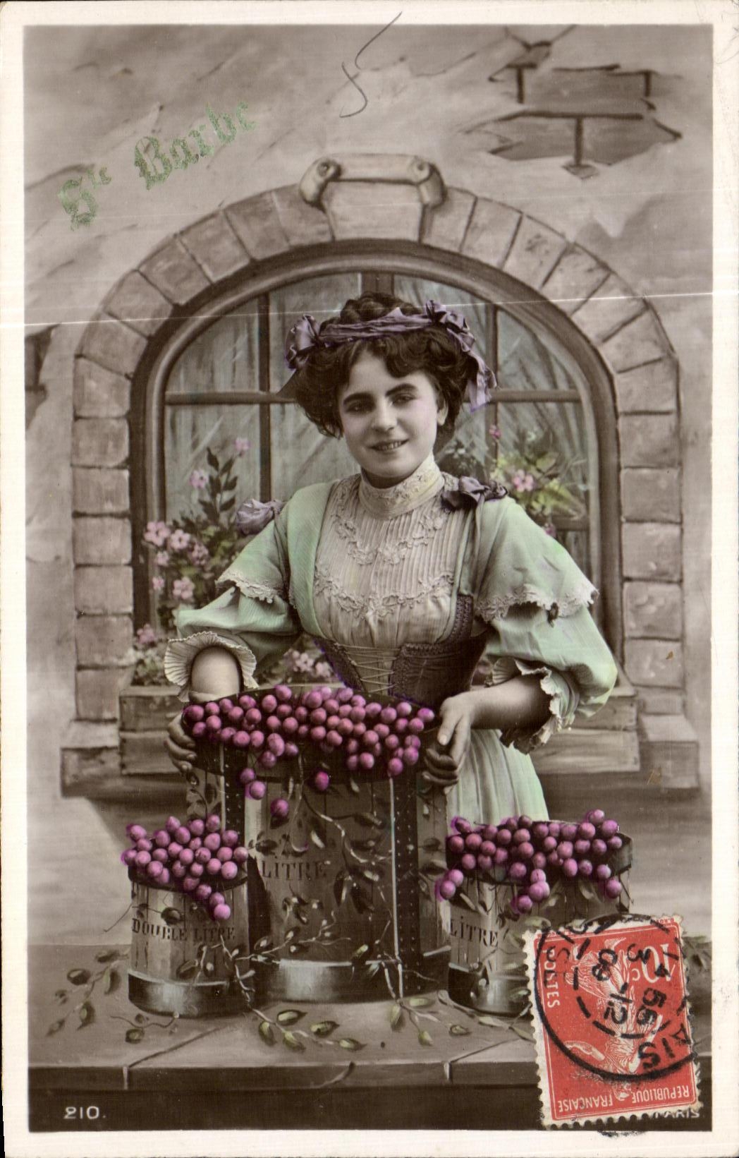Femme avec des grappes de raisin — Sainte-Barbe — éditeur inconnu, n° 210