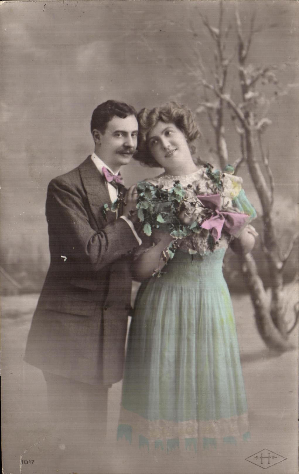 Couple en extérieur — photo de studio — H. H. n°1017