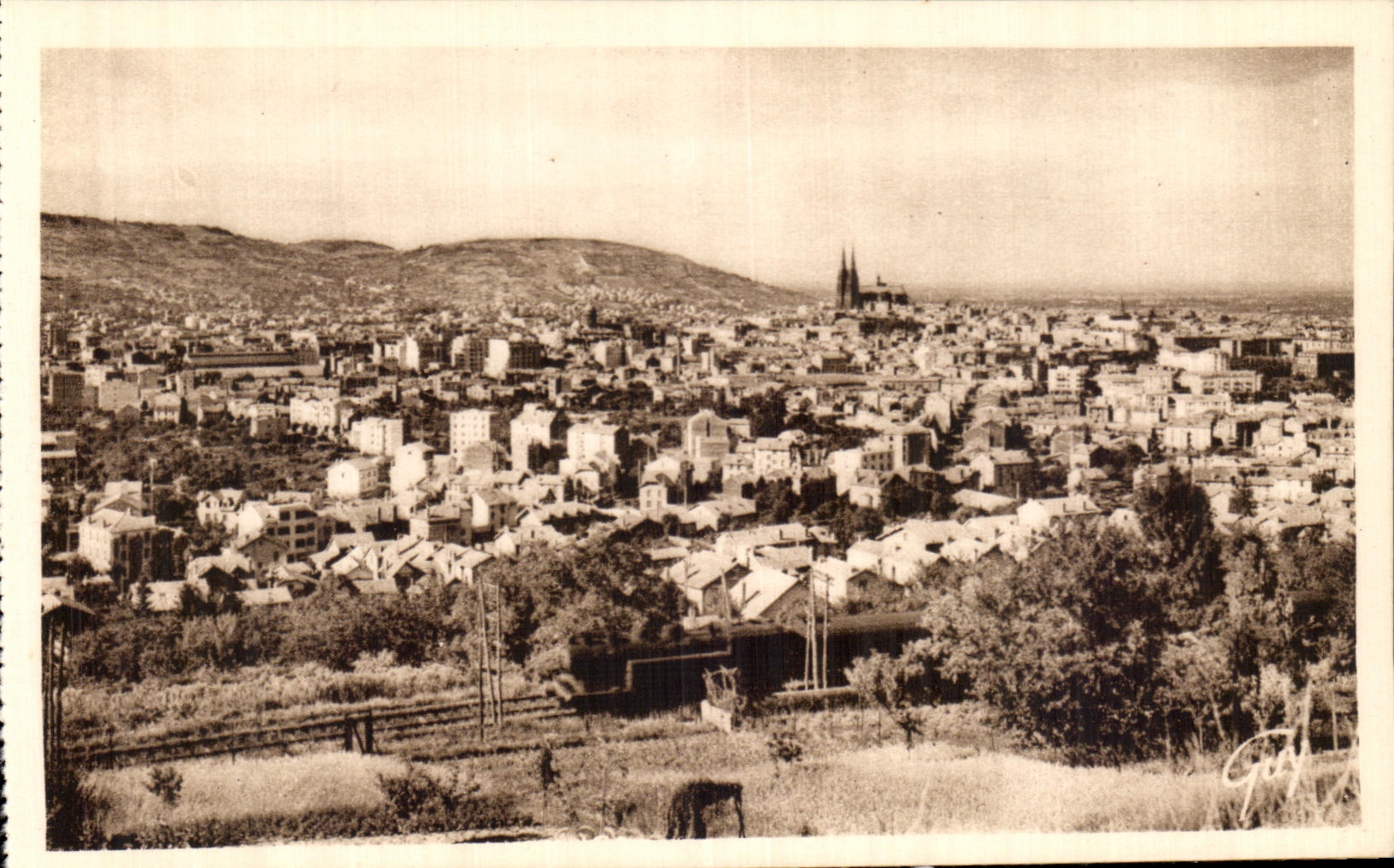 Clermont-Ferrand — Vue générale — André GUY, H. 464
